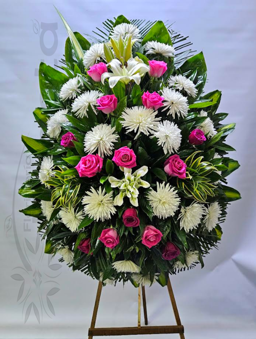 Pedestal con rosas, lirios y crisantemas