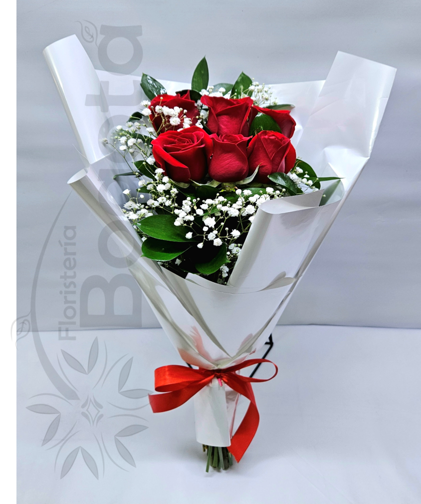 Arreglo bouquet con rosas rojas