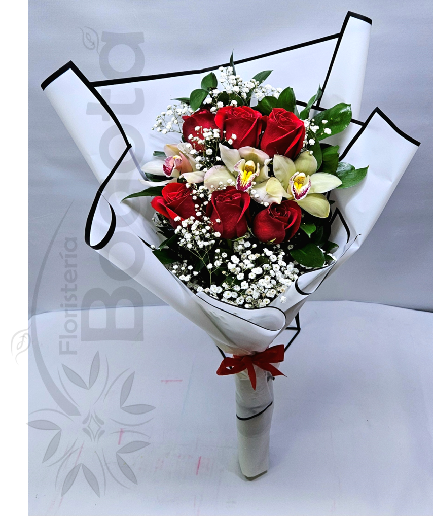 Arreglo bouquet con orquídeas cymbidium y rosas