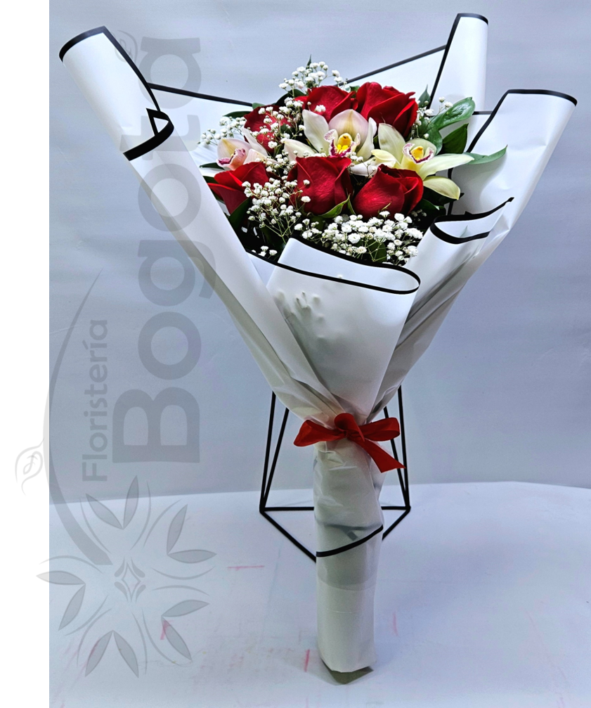 Arreglo bouquet con orquídeas cymbidium y rosas